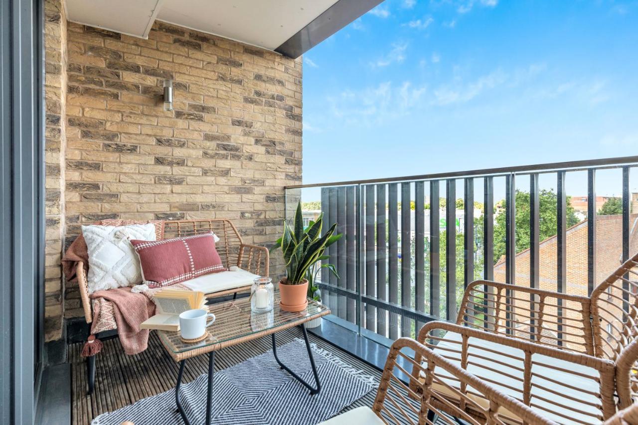 Modern Luxe Apt Just 10 Mins From Tower Bridge! Easy Access To Tube And Bus Лондон Экстерьер фото