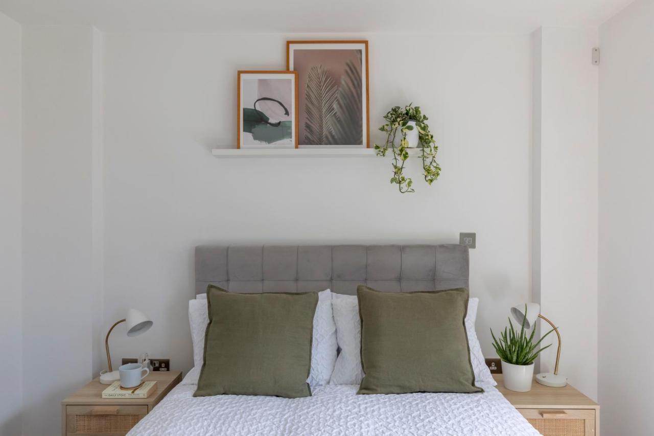 Modern Luxe Apt Just 10 Mins From Tower Bridge! Easy Access To Tube And Bus Лондон Экстерьер фото