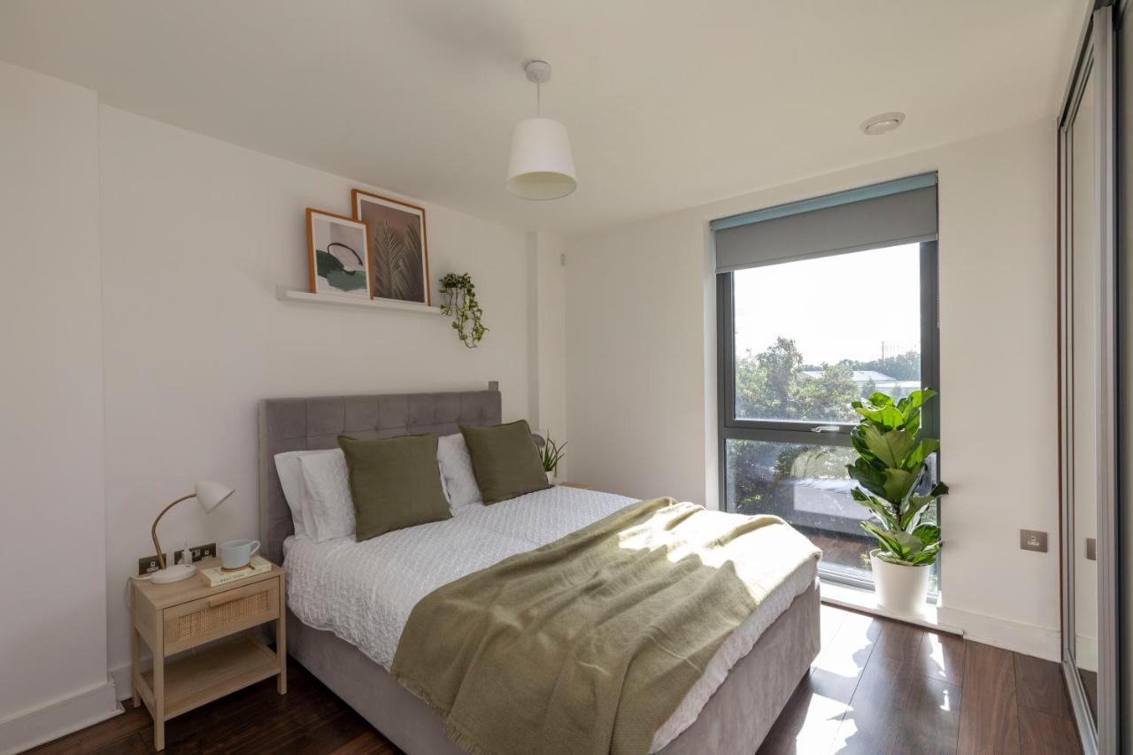Modern Luxe Apt Just 10 Mins From Tower Bridge! Easy Access To Tube And Bus Лондон Экстерьер фото