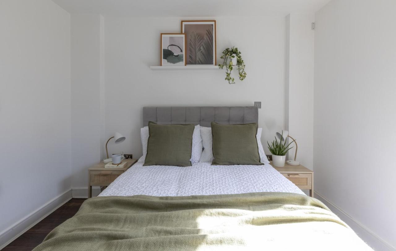 Modern Luxe Apt Just 10 Mins From Tower Bridge! Easy Access To Tube And Bus Лондон Экстерьер фото