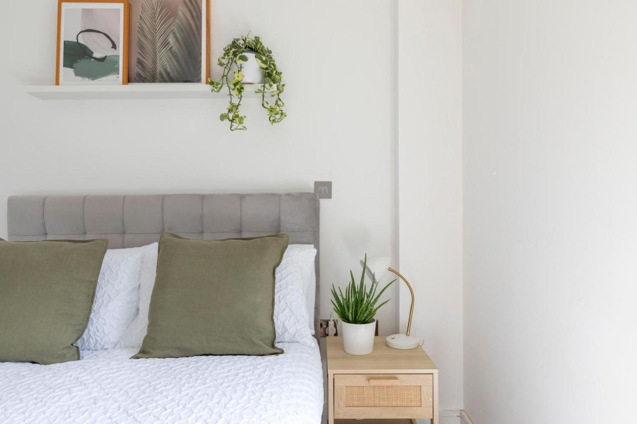 Modern Luxe Apt Just 10 Mins From Tower Bridge! Easy Access To Tube And Bus Лондон Экстерьер фото